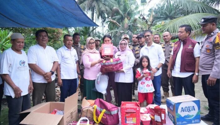 Bantuan Disalurkan Wabup Kampar Kepada Korban Kebakaran di Desa Pangkalan Baru